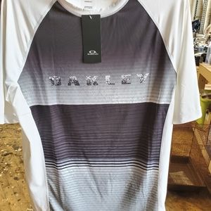 Oakley "dynamic " t-shirt  75%off. NWT sz L
